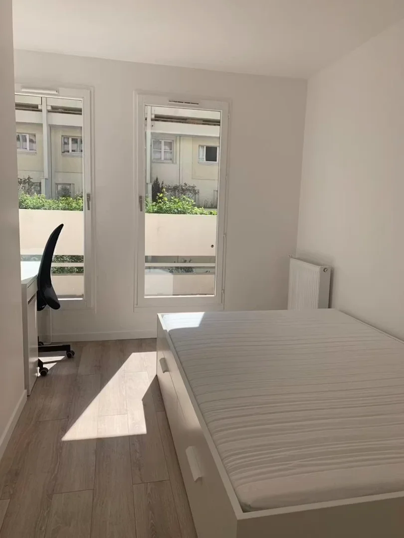 Bezahlbares Zimmer für Studenten mit ausreichender Beleuchtung in