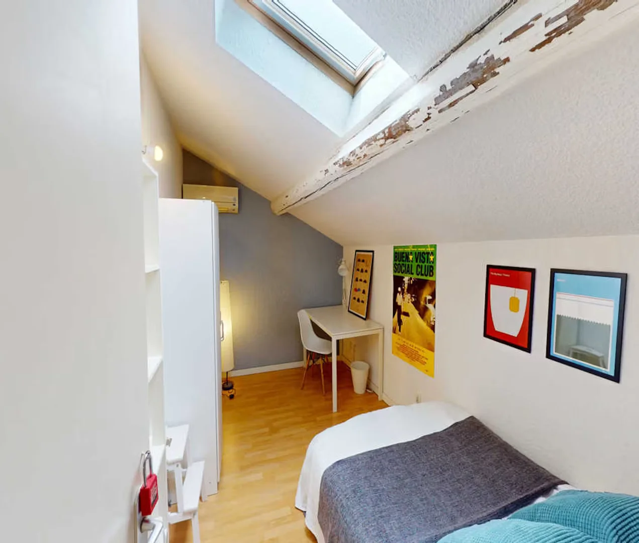Room for rent in student apartment in , fully furnished