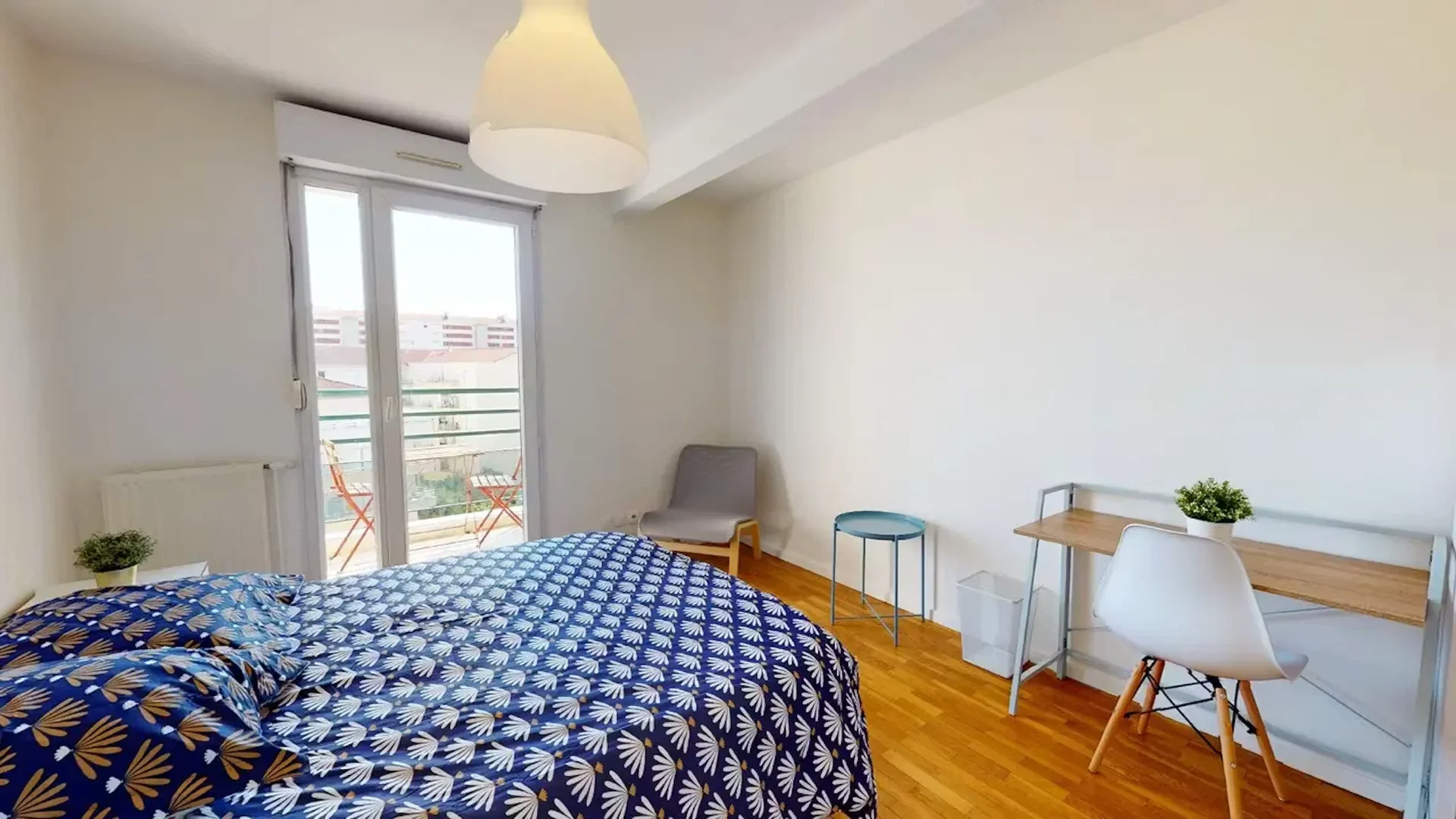 Chambre confortable pour étudiants disponible dans
