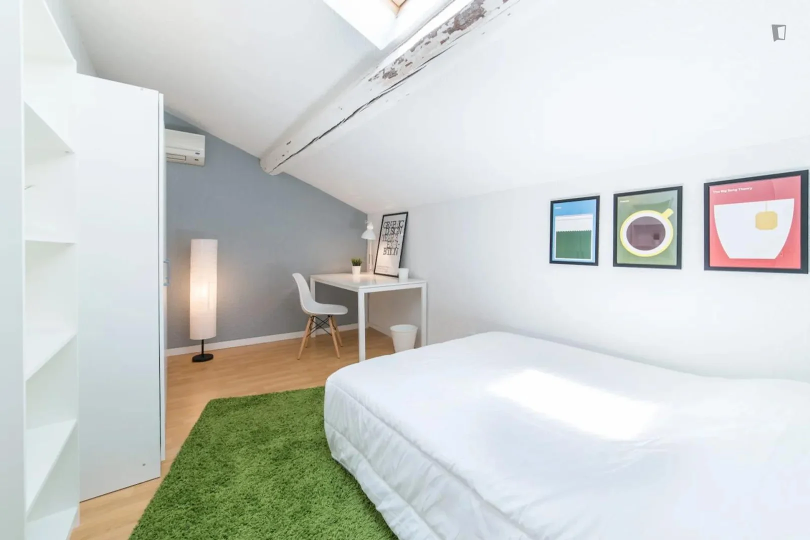 Studentenzimmer in mit Arbeitsbereich und Gemeinschaftseinrichtungen
