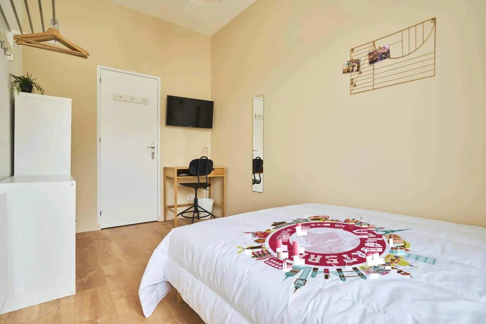 Quarto de estudante confortável e espaçoso em 