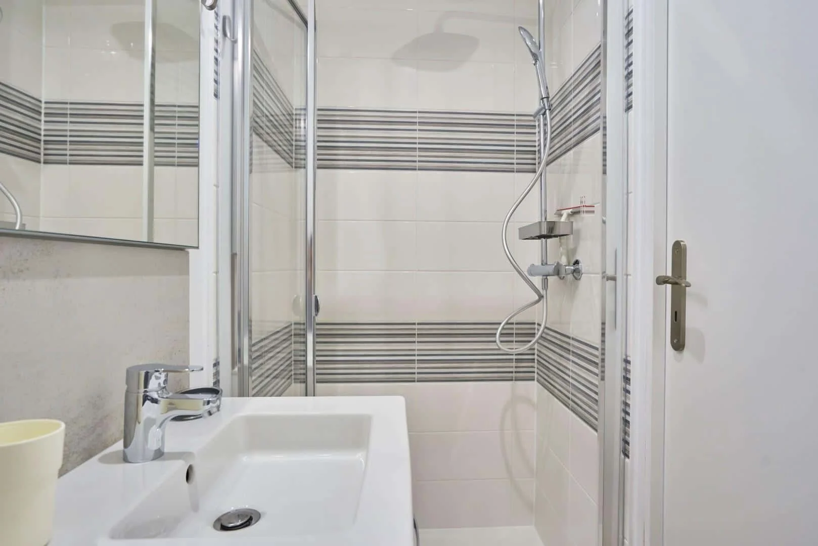 Quarto para alugar em apartamento de estudantes em , totalmente mobilado