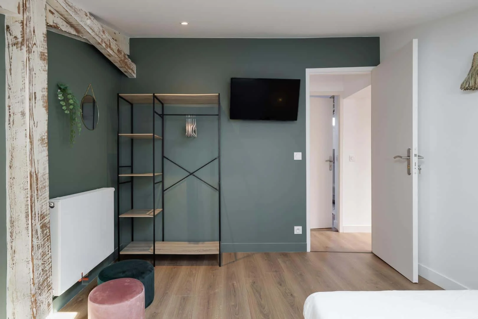 Quarto de estudante confortável e espaçoso em