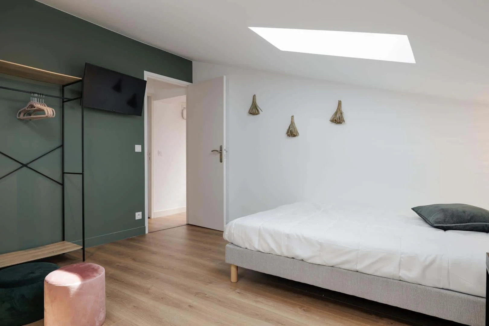 Quarto de estudante luminoso e arejado com acesso fácil à universidade em