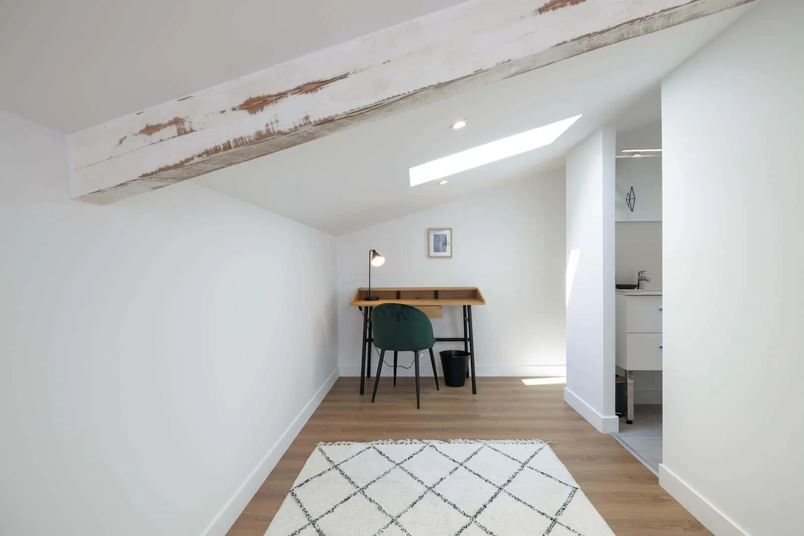 Quarto acessível para estudantes com iluminação ampla em