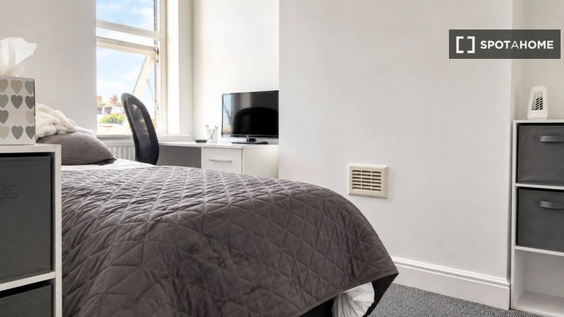 Room for rent in student apartment in , fully furnished