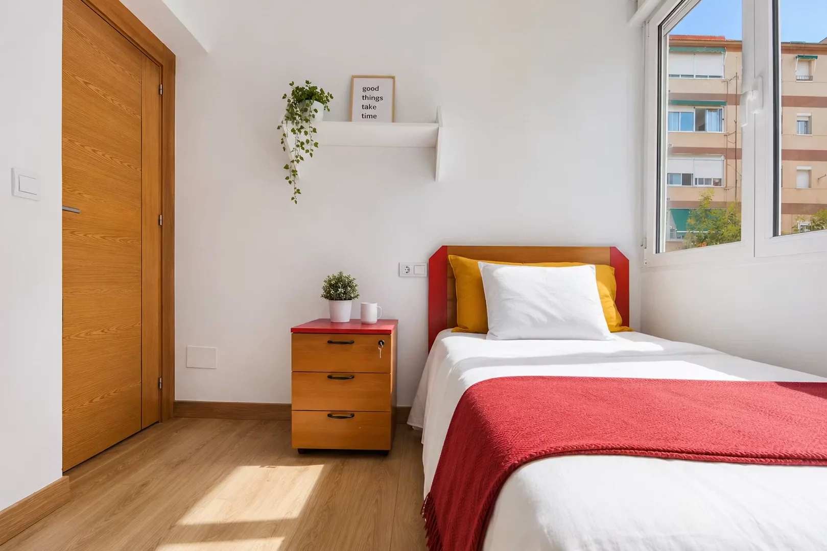 Studentenzimmer in  mit Arbeitsbereich und Gemeinschaftseinrichtungen