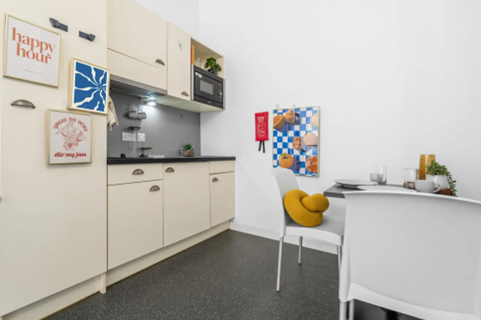 Habitación estudiantil amplia y cómoda en 