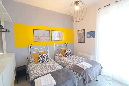 Alojamiento con 3 habitaciones en Forli