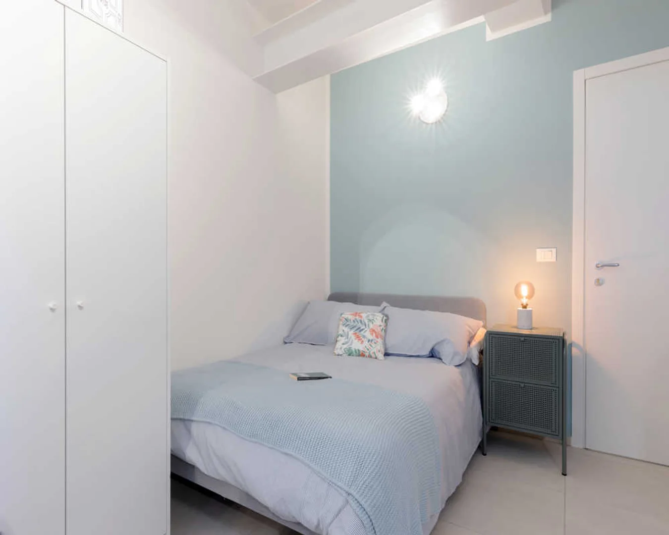 Habitación estudiantil amplia y cómoda en