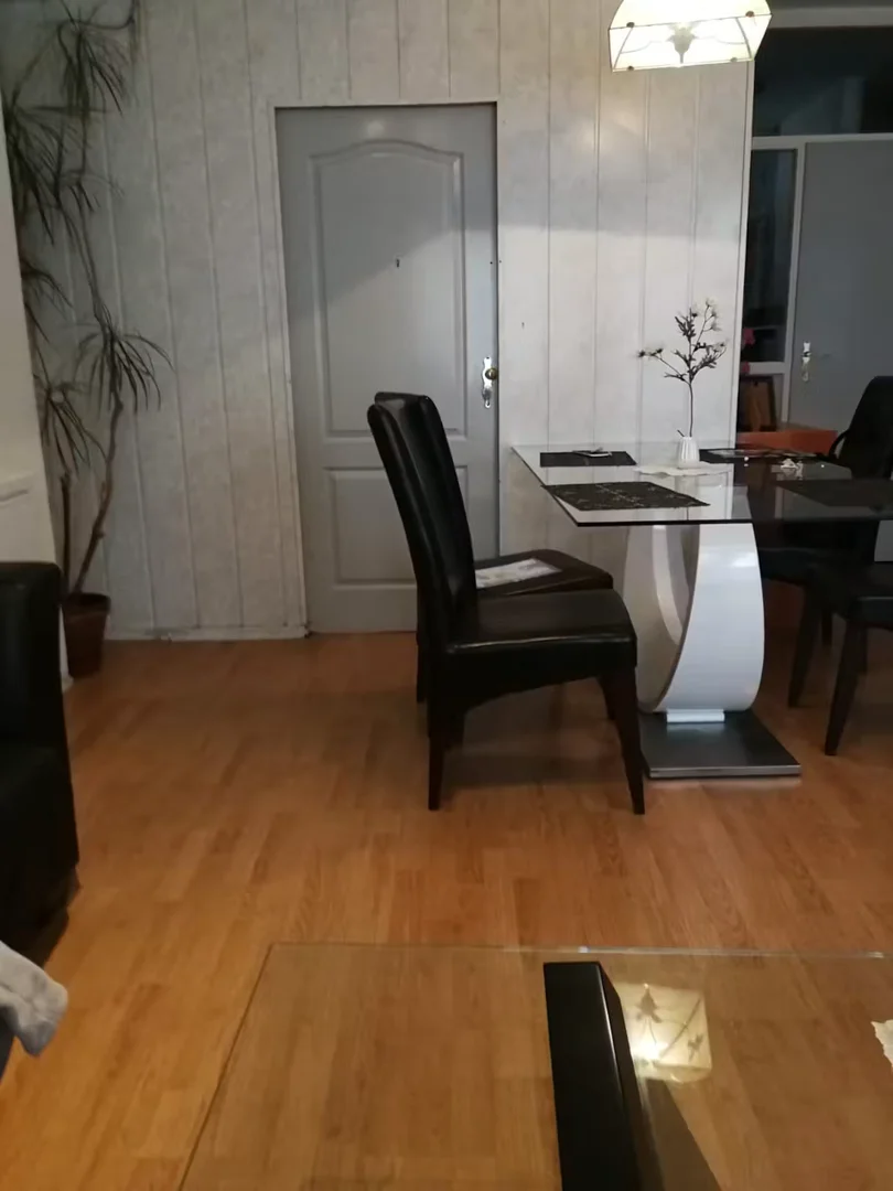 Functional student room perfect for studying in 