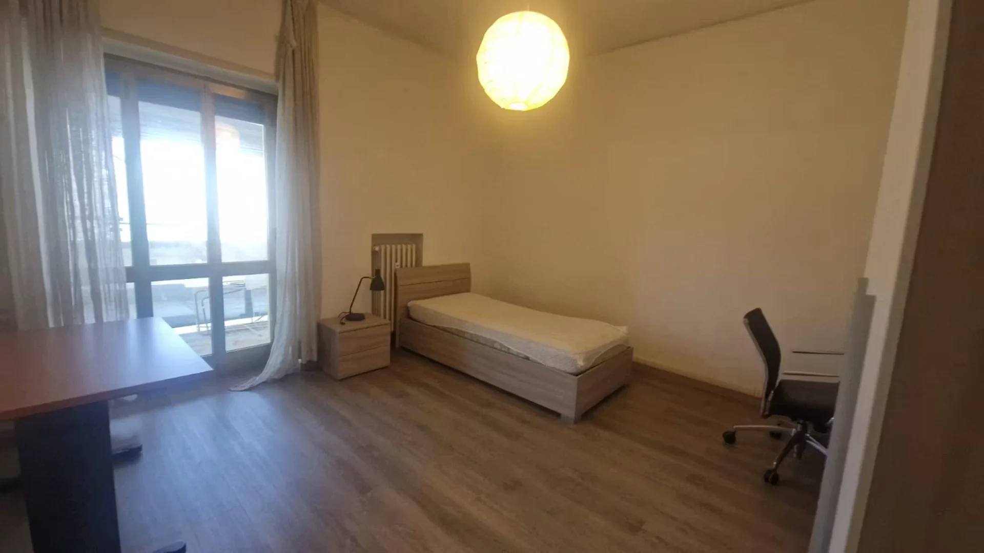 Quarto para alugar em apartamento de estudantes em , totalmente mobilado