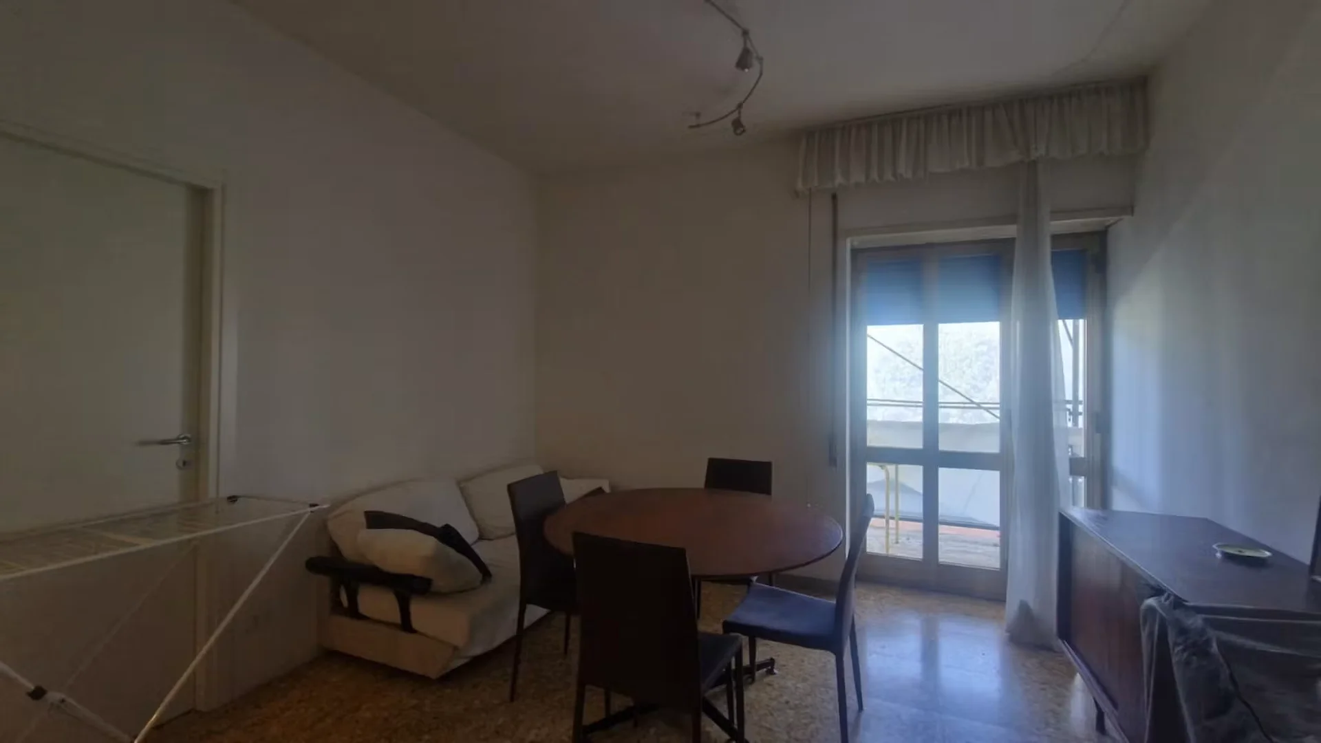 Quarto de estudante económico com localização conveniente em 