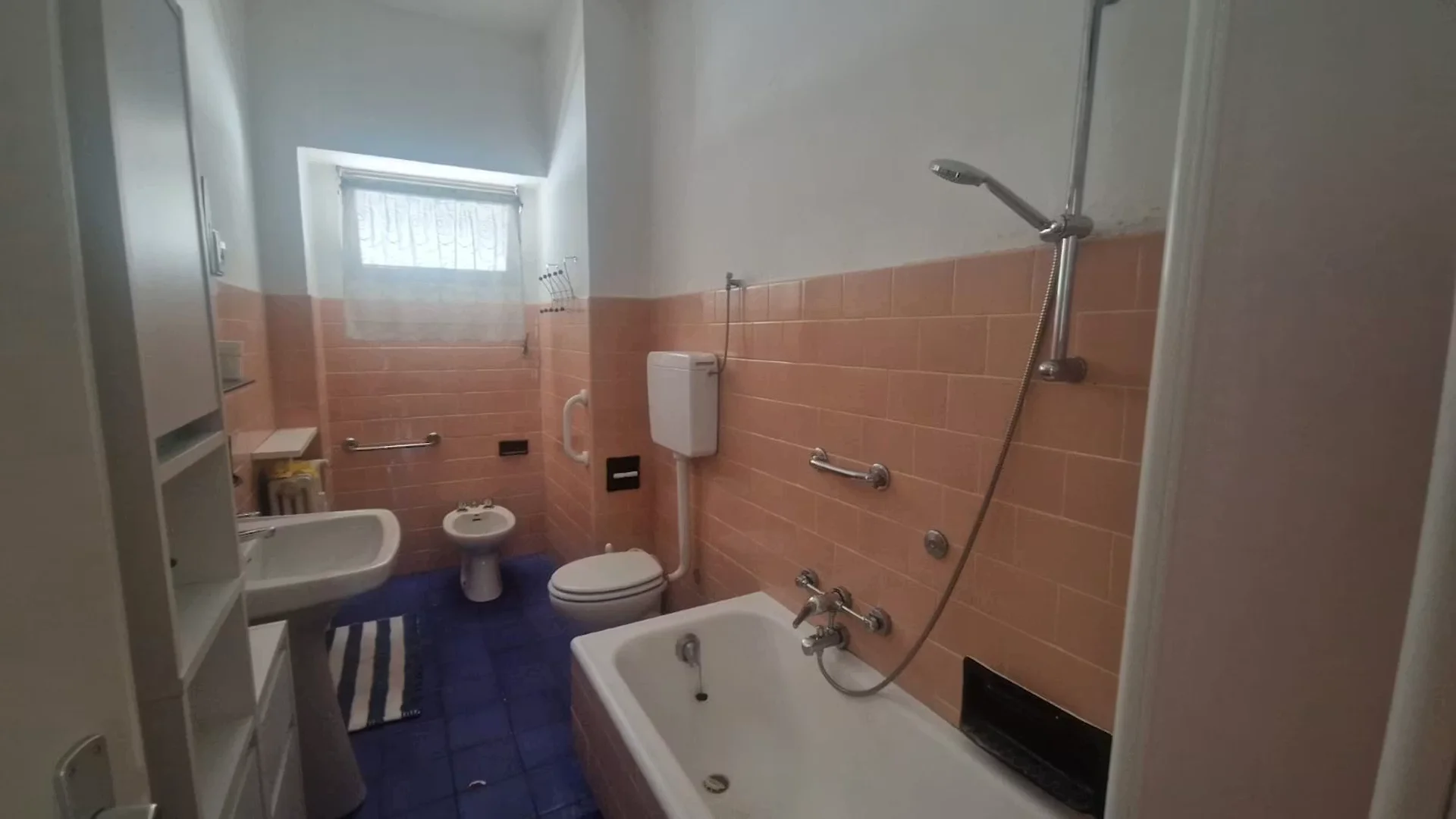 Quarto acessível para estudantes com iluminação ampla em 