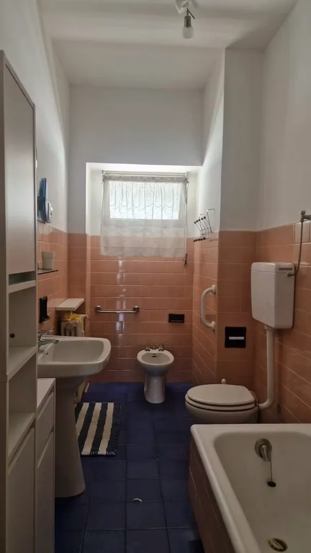 Quarto de estudante confortável e espaçoso em 