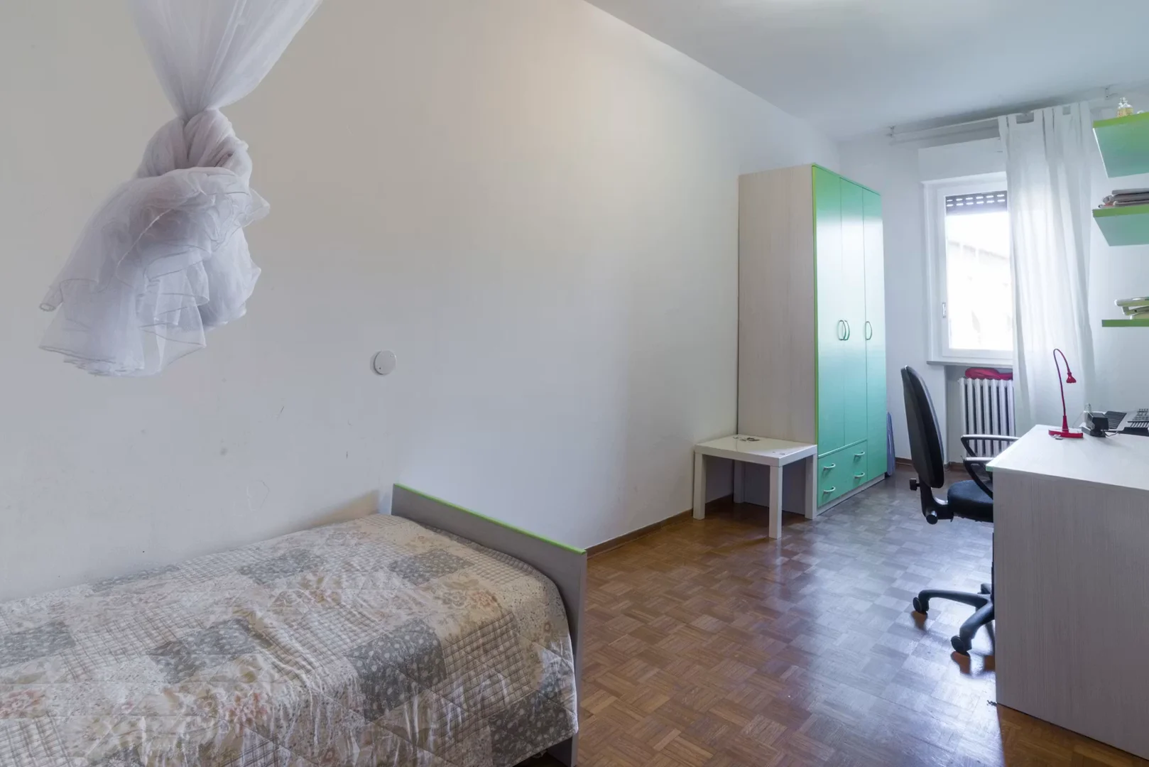 Zimmer in Studentenwohnung in  zu vermieten, voll möbliert
