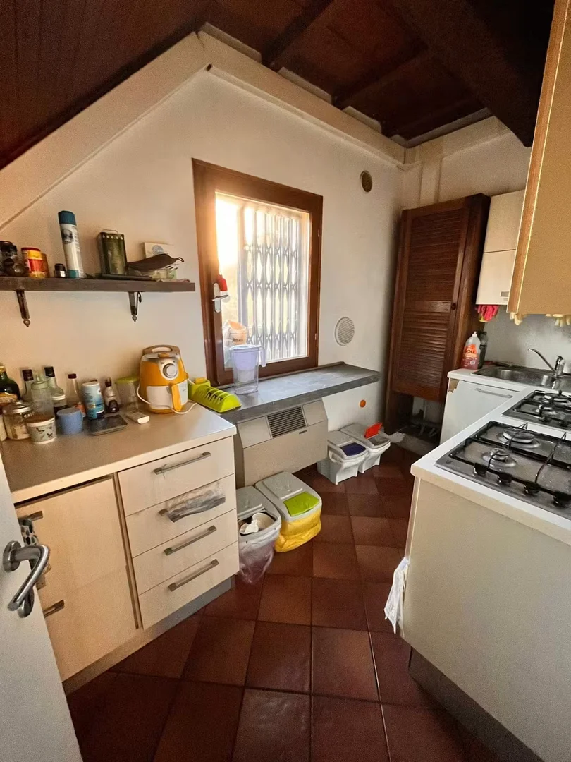 Quarto de estudante confortável e espaçoso em 