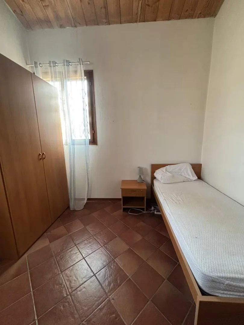 Quarto acessível para estudantes com iluminação ampla em 