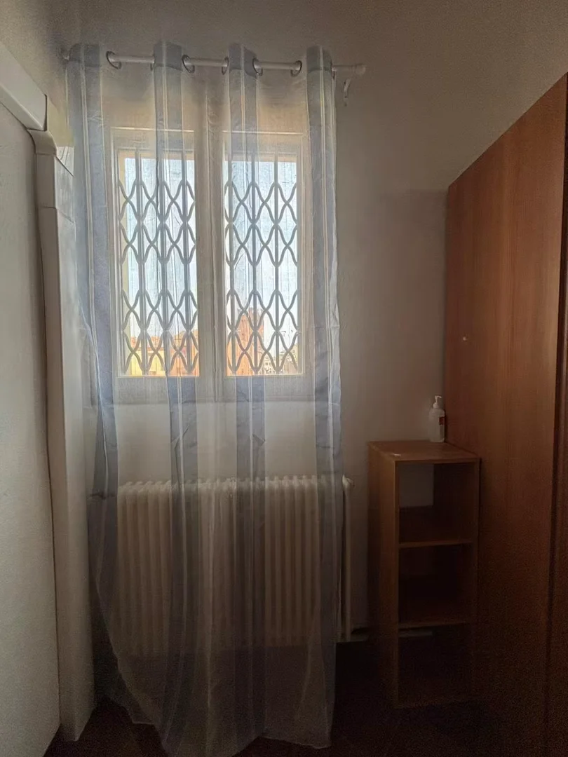 Quarto de estudante económico com localização conveniente em 