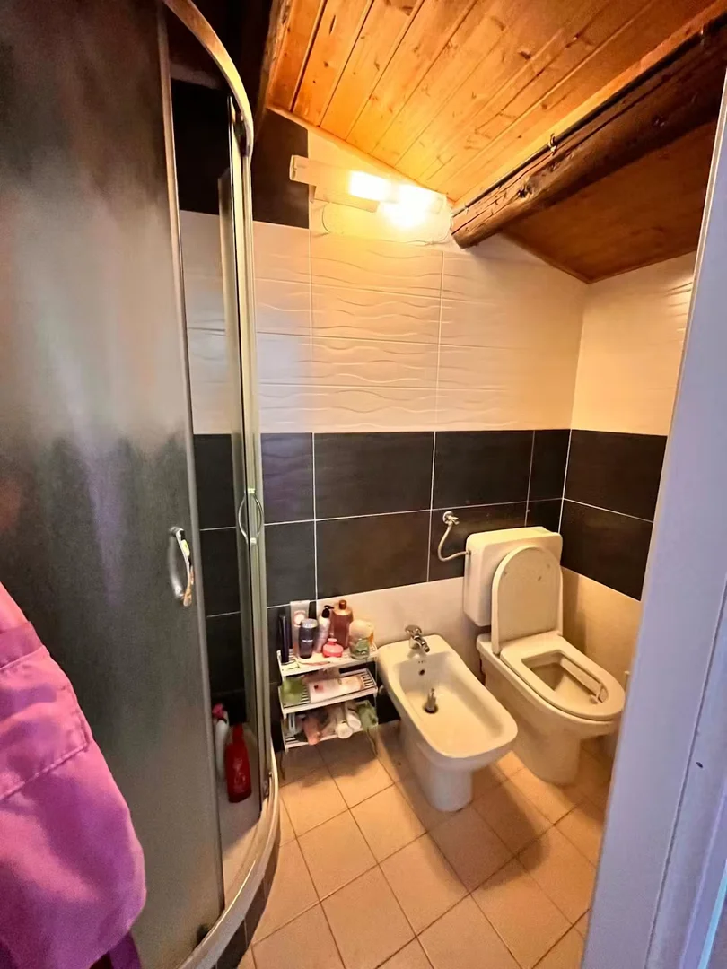Quarto de estudante económico com localização conveniente em 