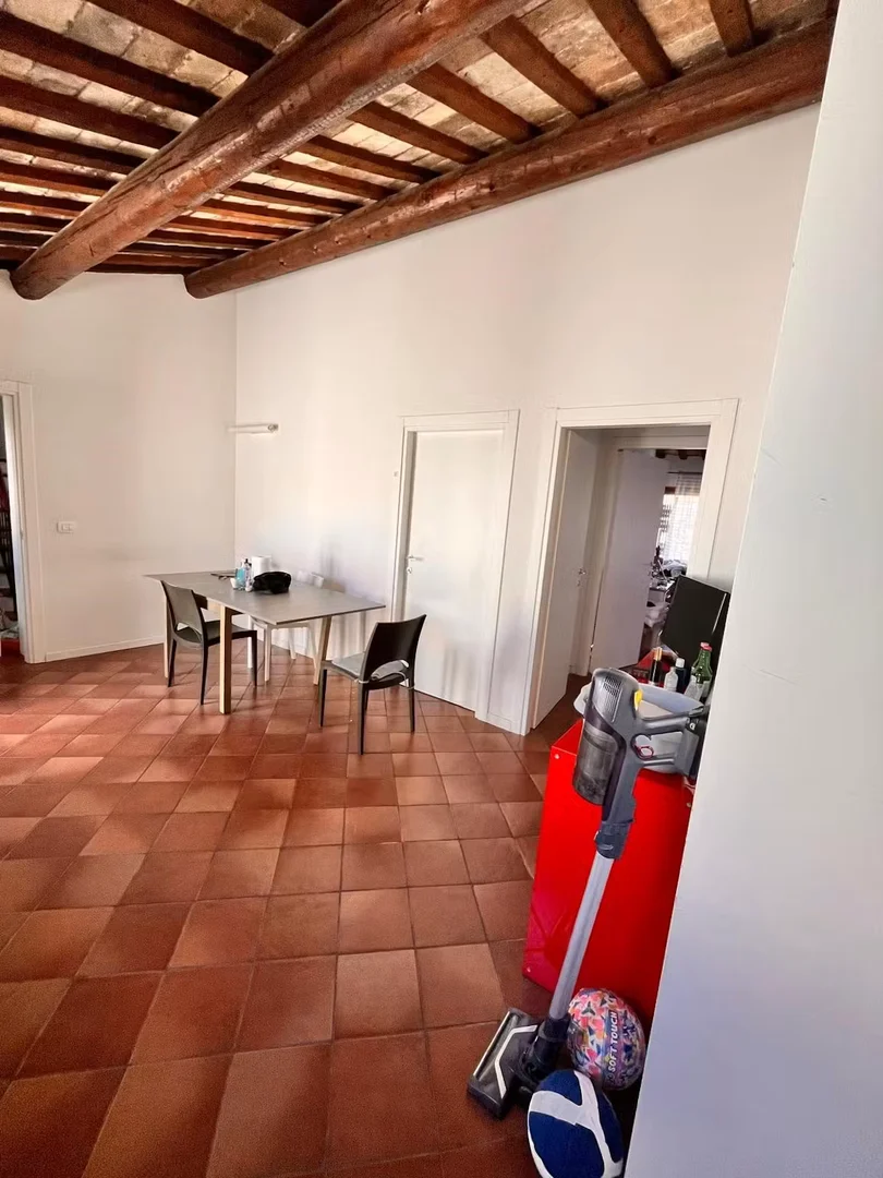 Quarto de estudante económico perto do campus em 