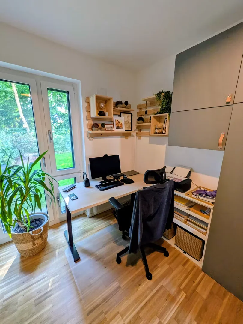 Quarto de estudante luminoso e arejado com acesso fácil à universidade em 