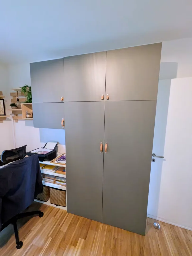 Quarto de estudante luminoso e arejado com acesso fácil à universidade em 