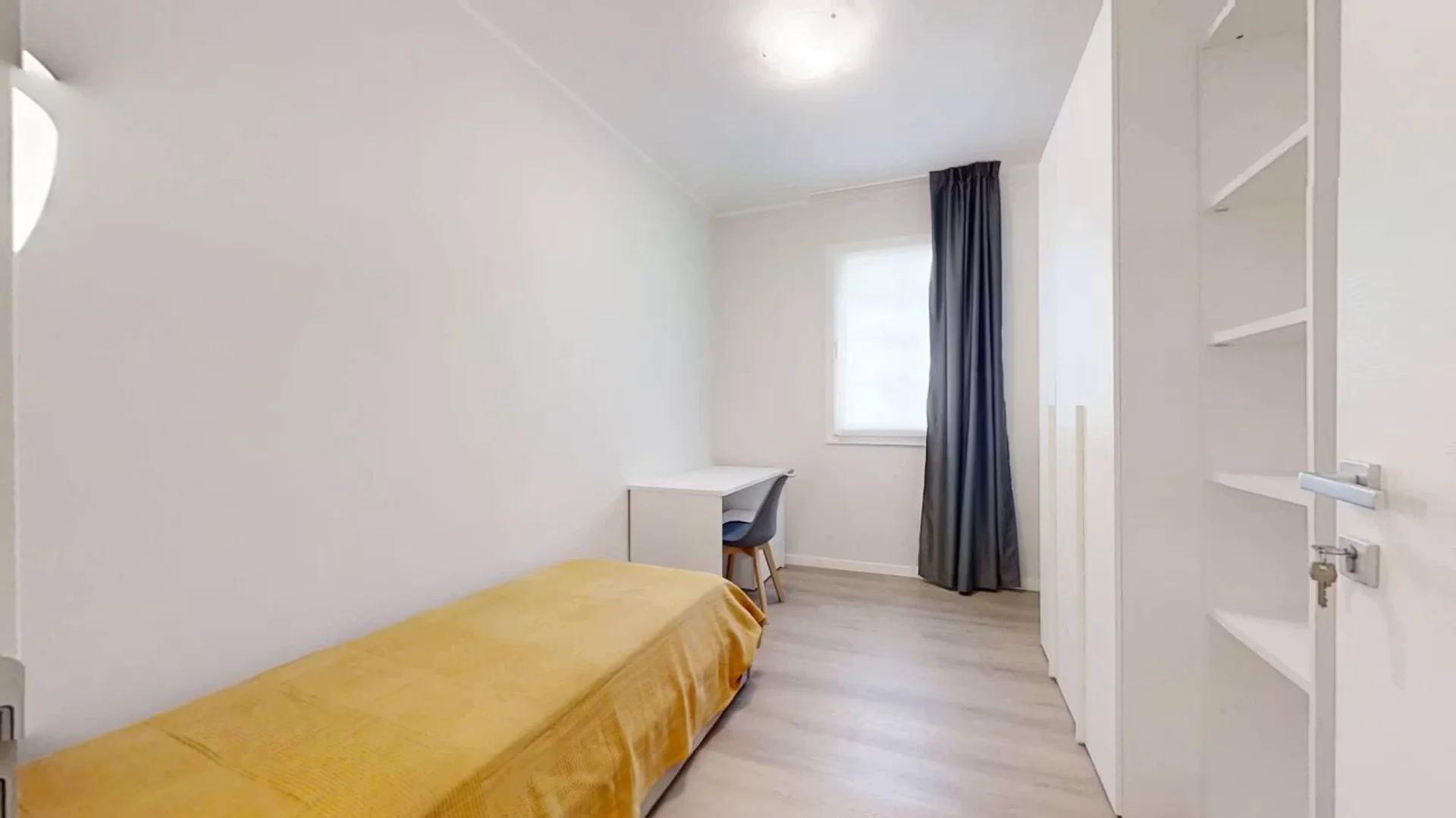 Habitación para estudiantes en con área de estudio y facilidades compartidas