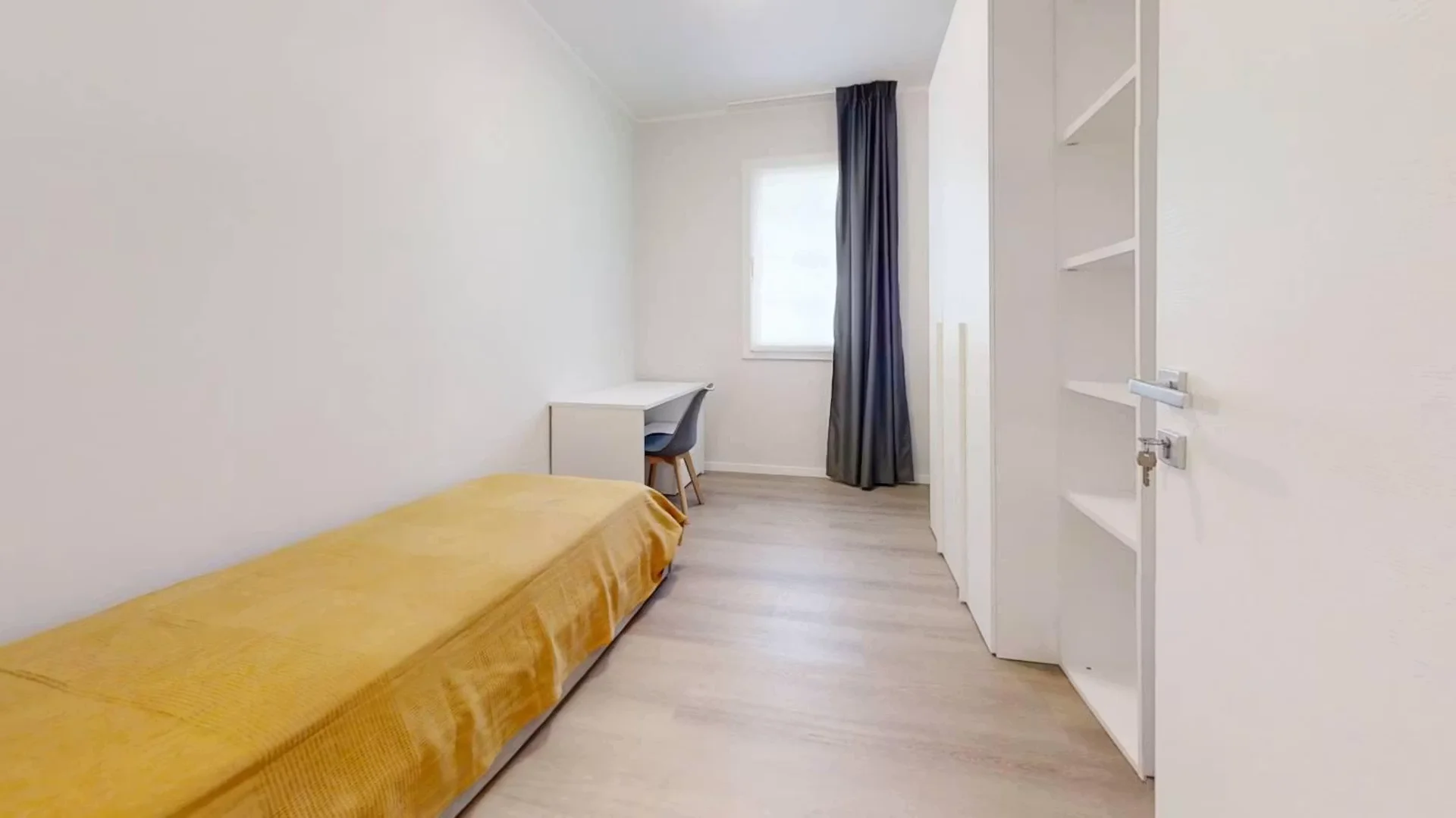Habitación estudiantil económica cerca del campus en