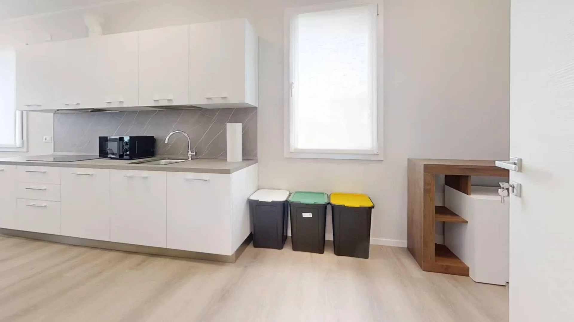 Habitación para estudiantes en con área de estudio y facilidades compartidas
