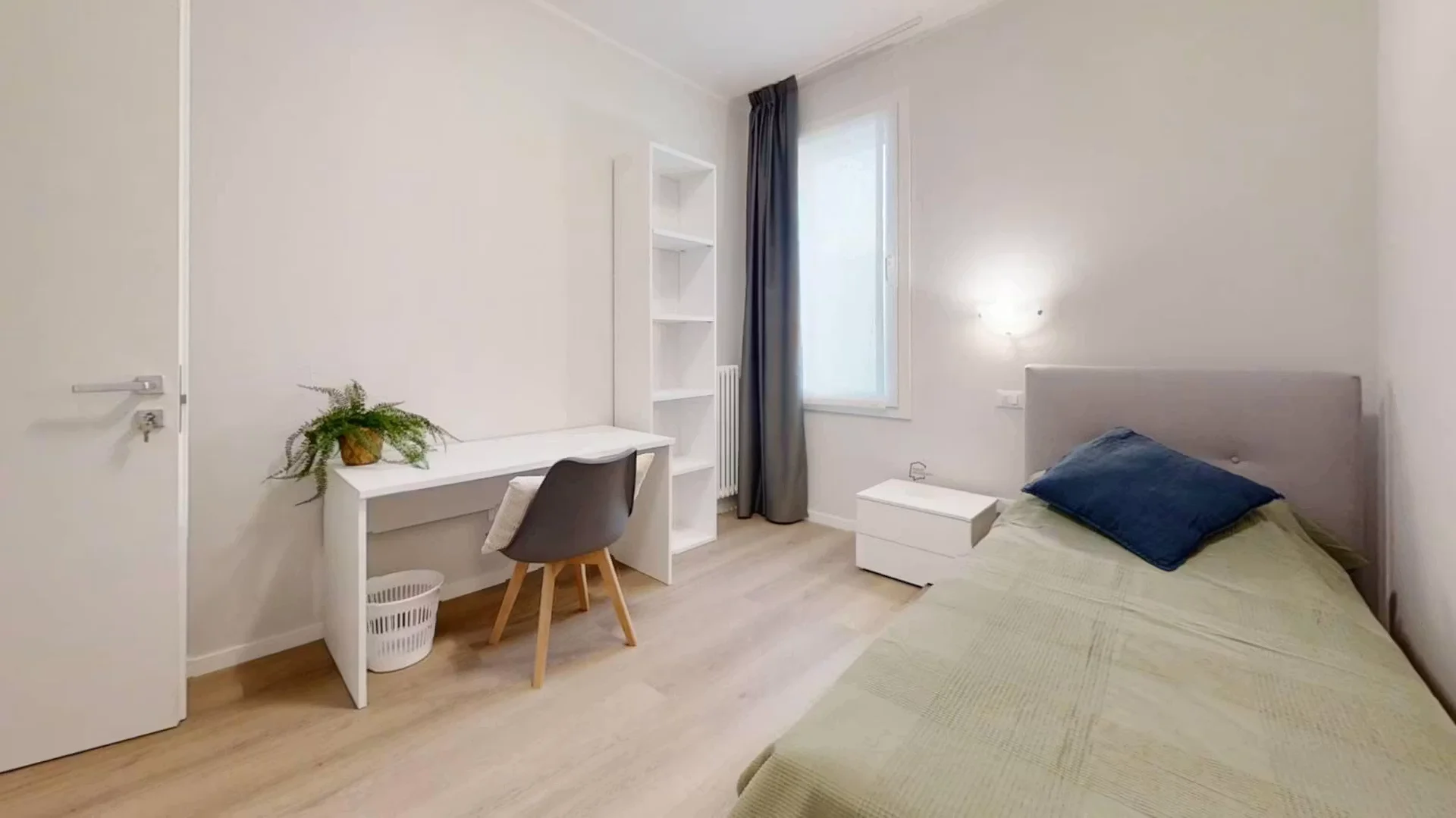 Habitación estudiantil amplia y cómoda en