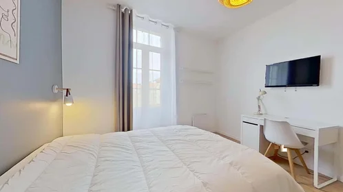 Stanza privata in 18 Bd Dugommier, 06600 Antibes, France, immagine 2 di 18