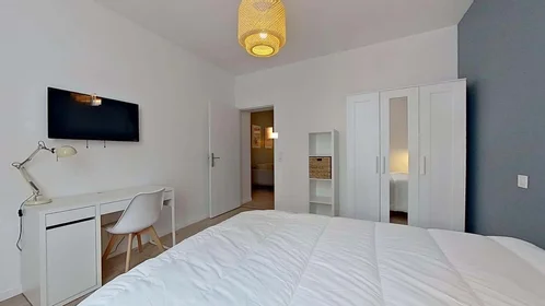 Stanza privata in 18 Bd Dugommier, 06600 Antibes, France, immagine 3 di 18