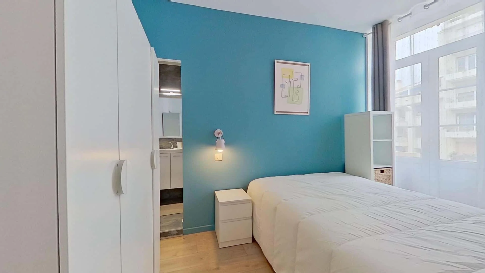 Affordable room for students with ample lighting in 