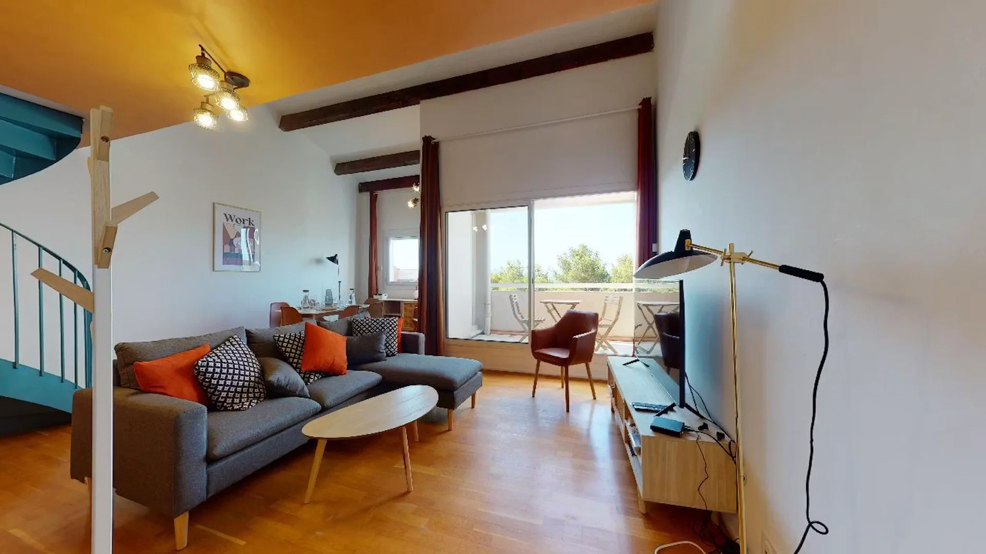 Comfortable and spacious student room in