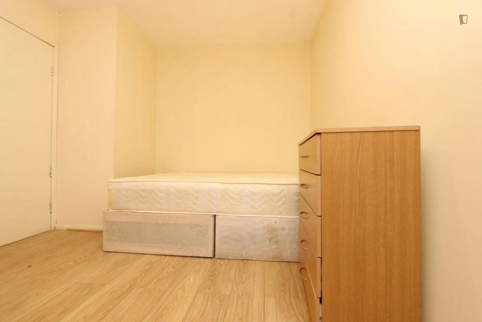 Funktionelles Studentenzimmer perfekt zum Studieren in 