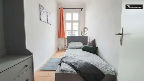 Habitación en alquiler con cama doble {area}