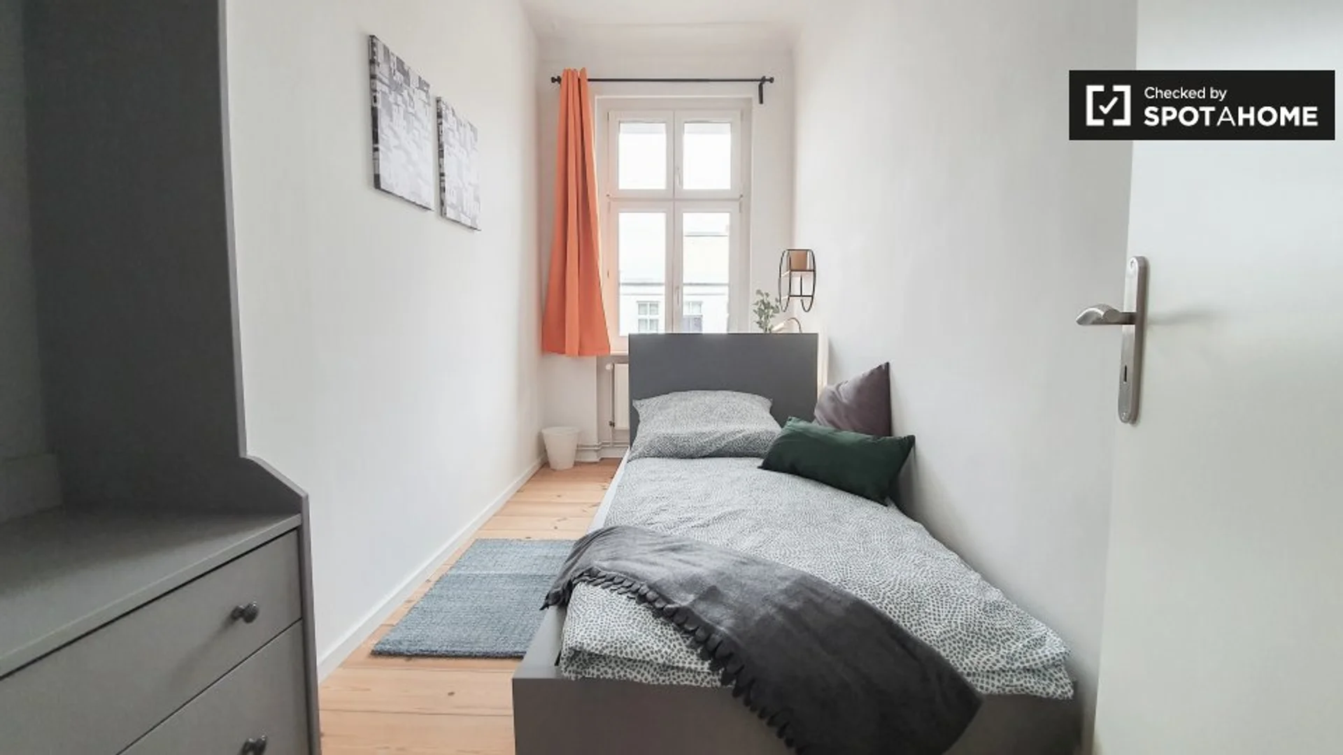 Habitación estudiantil funcional perfecta para estudiar en 
