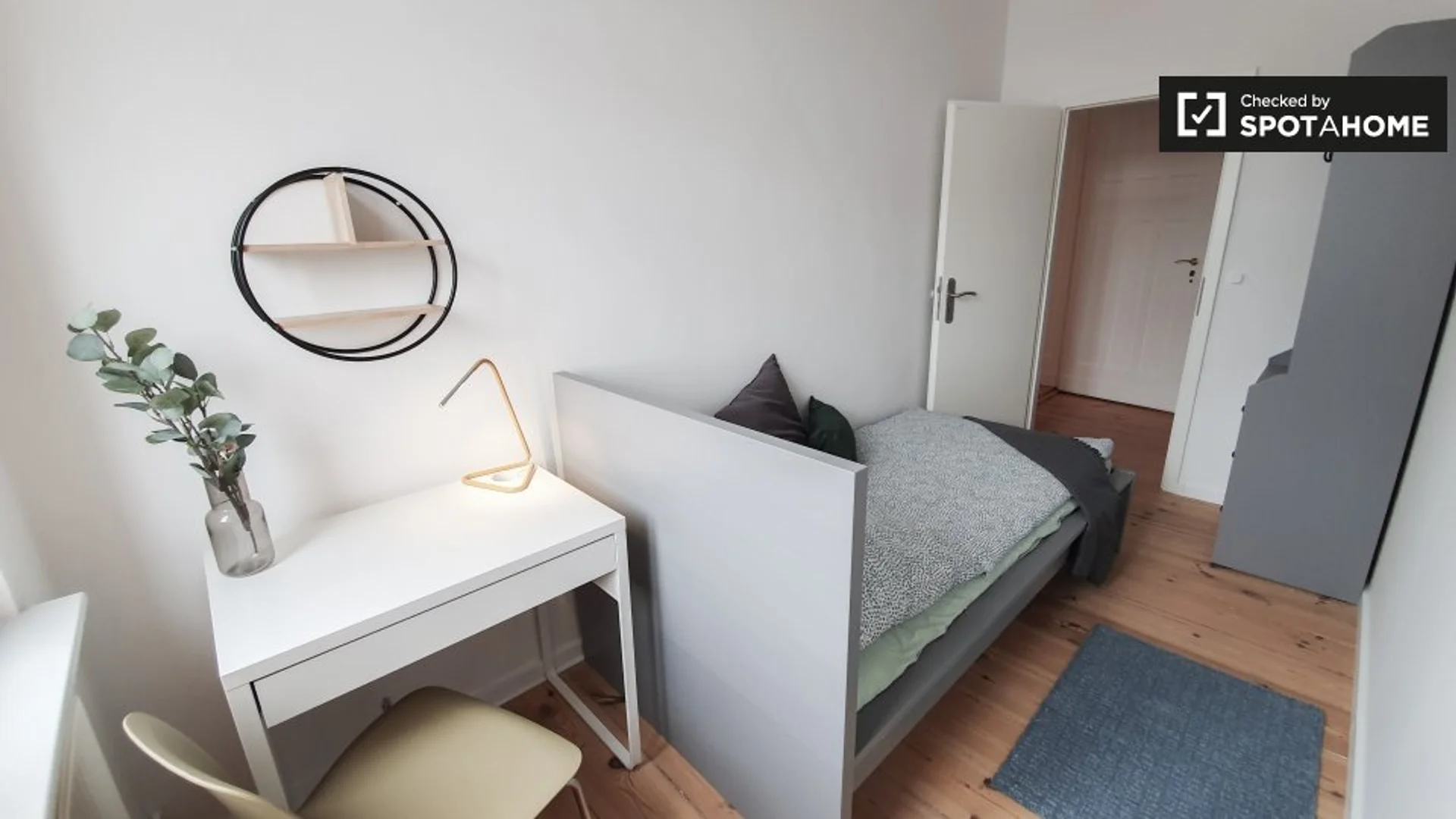 Habitación estudiantil funcional perfecta para estudiar en 