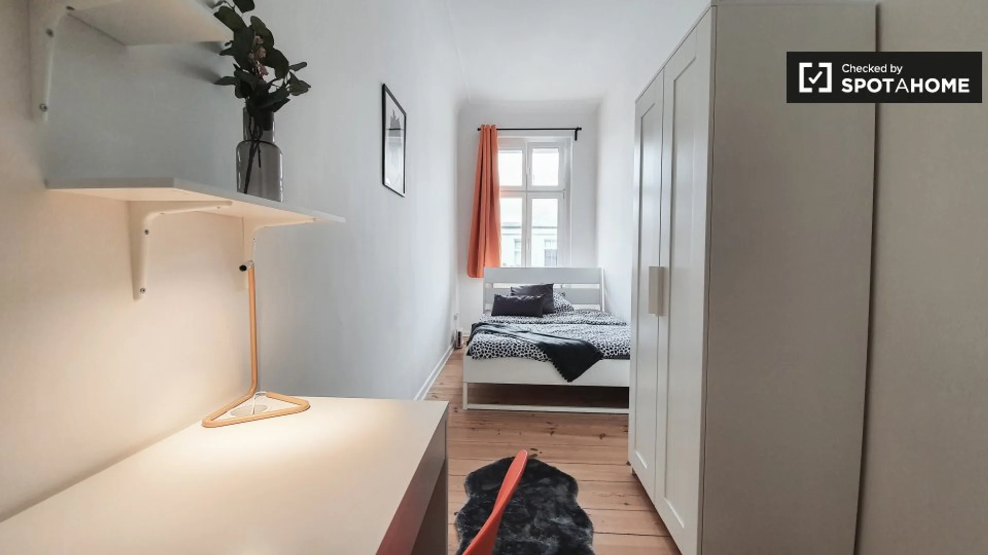Habitación estudiantil funcional perfecta para estudiar en 