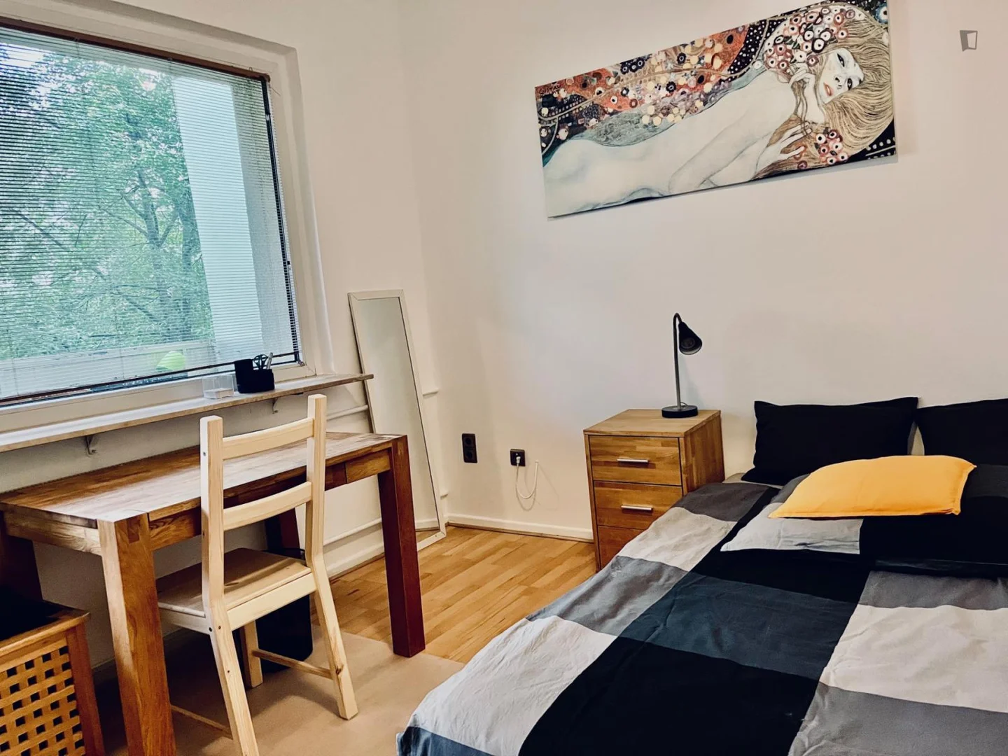 Comfortable and spacious student room in 