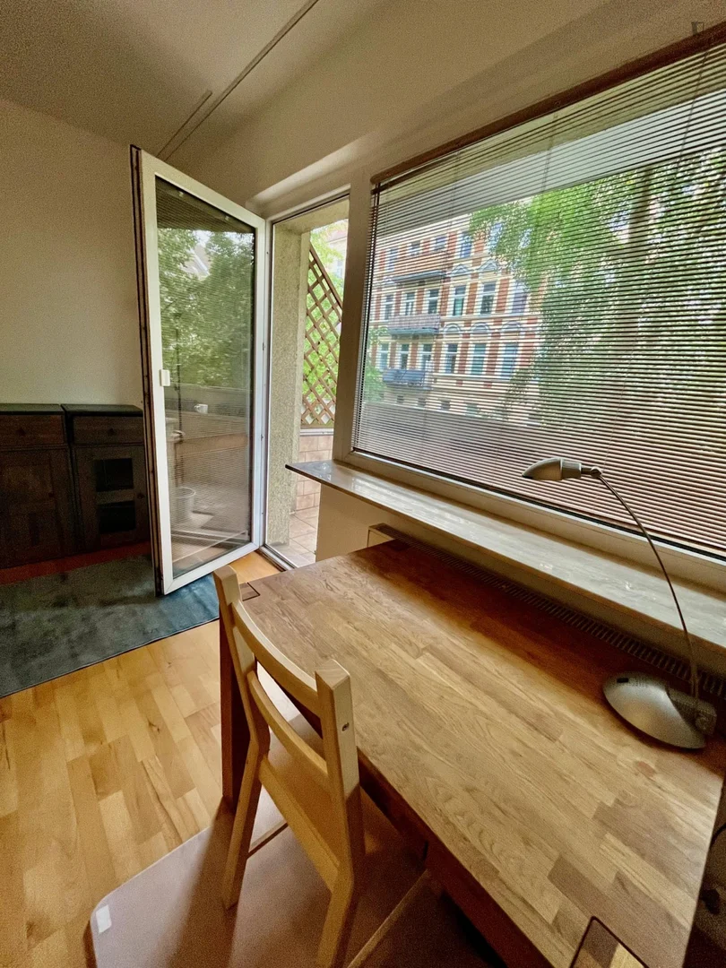 Bright and airy student room with easy university access in 