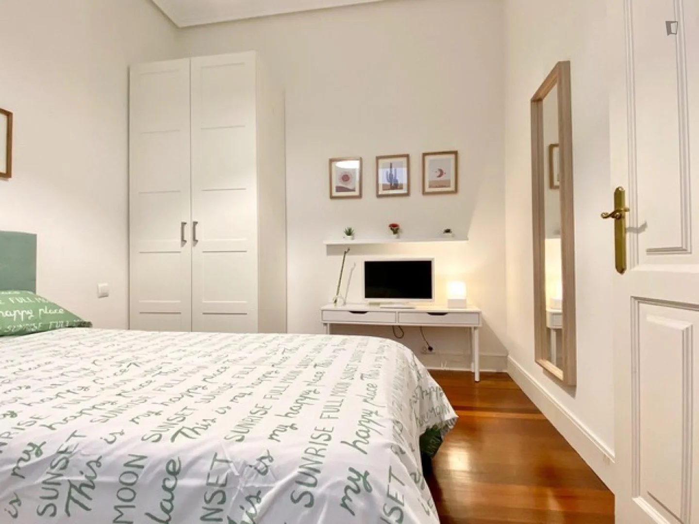 Chambre d'étudiant à  avec espace d'étude et installations communes