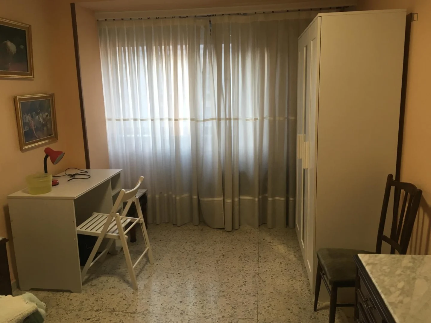 Habitación estudiantil amplia y cómoda en 