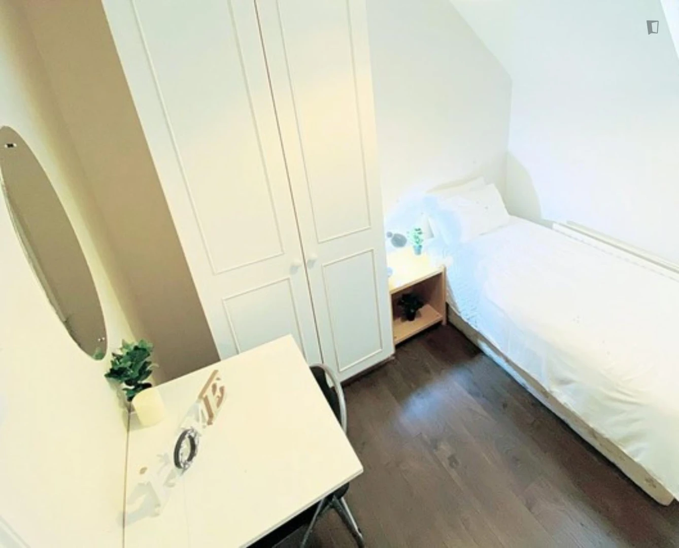 Student-friendly room in  with modern amenities