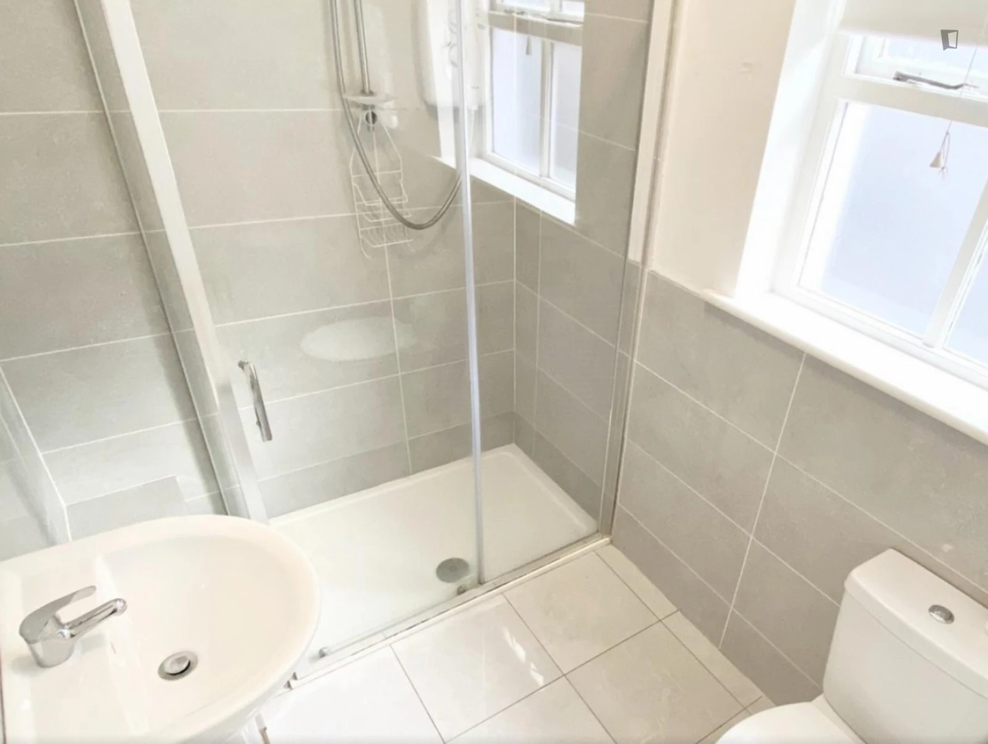 'de öğrenci dairesinde, tamamen mobilyalı kiralık oda