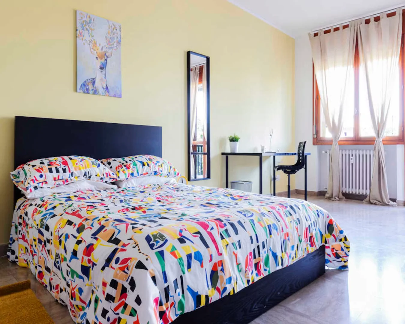 Habitación estudiantil funcional perfecta para estudiar en 