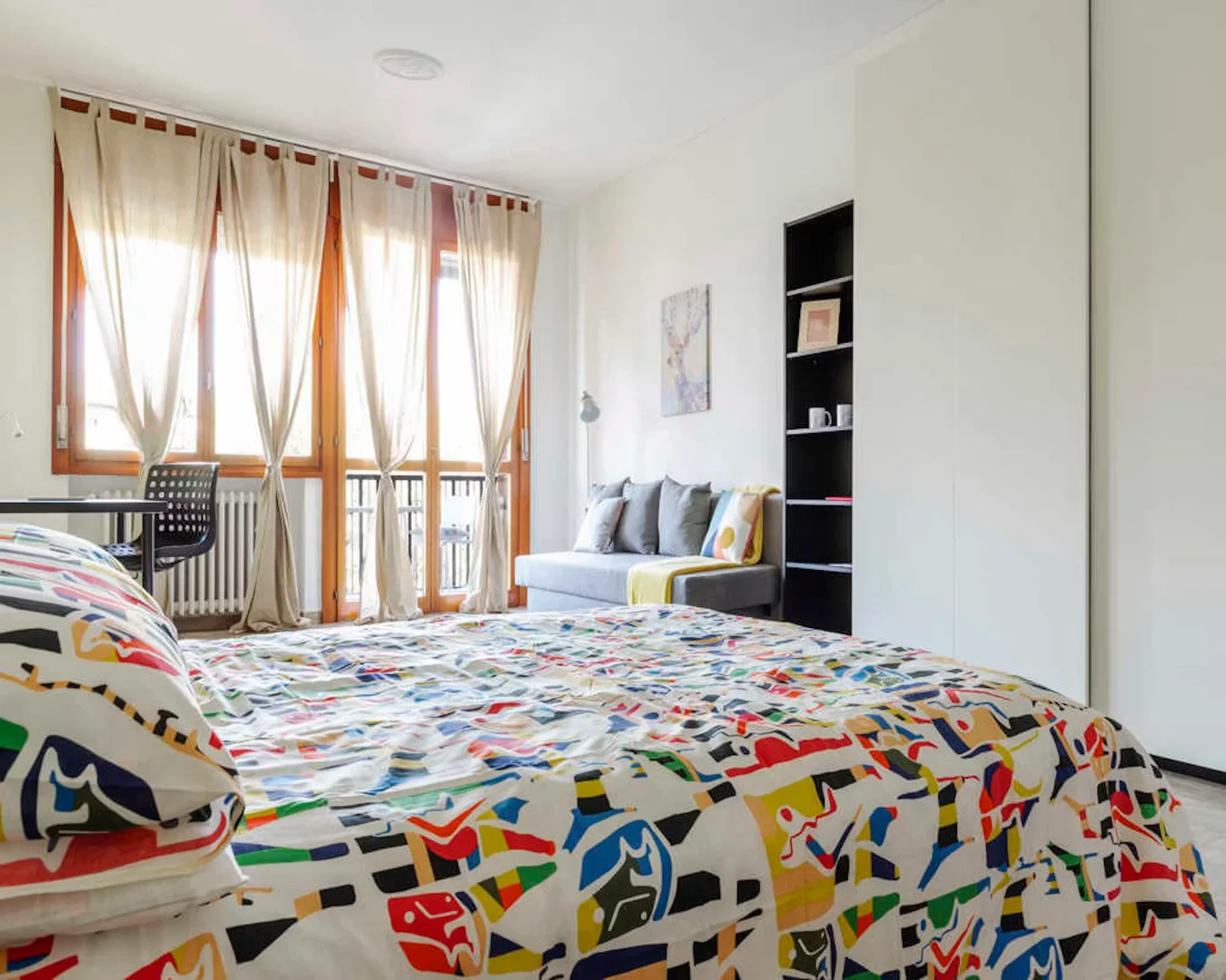 Habitación estudiantil funcional perfecta para estudiar en 