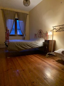 Cheap private room in Porto