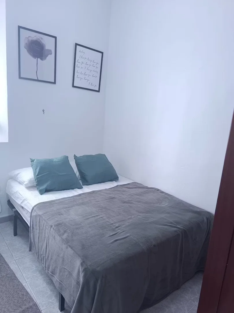  bölgesinde uygun konuma sahip ekonomik öğrenci odası